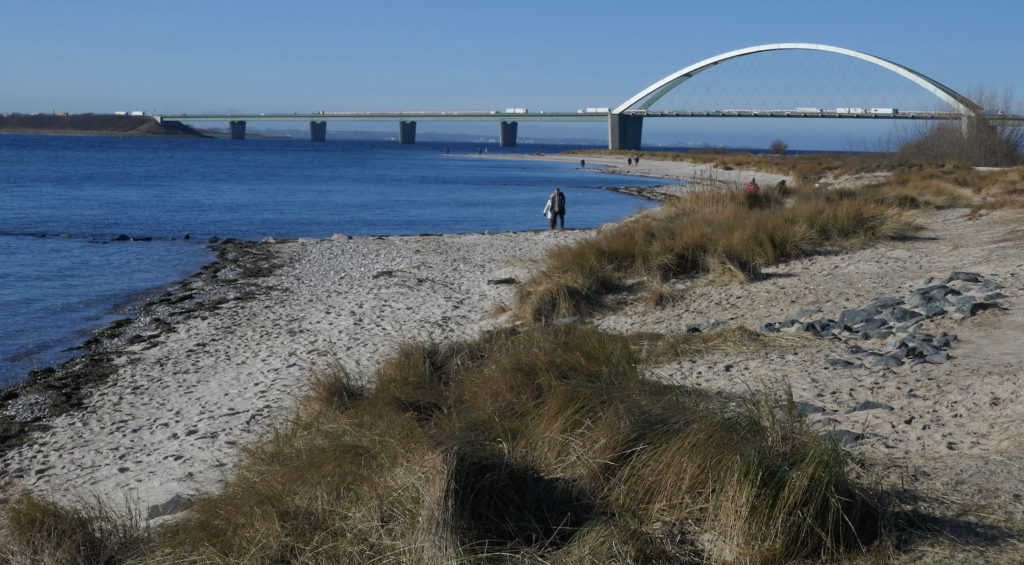 Die Fehmarnsundbrücke von Fehmarnsund aus