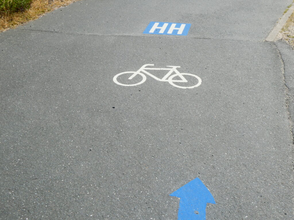 Die Markierung auf dem Radweg zeigt es: jetzt geht es Richtung Hamburg