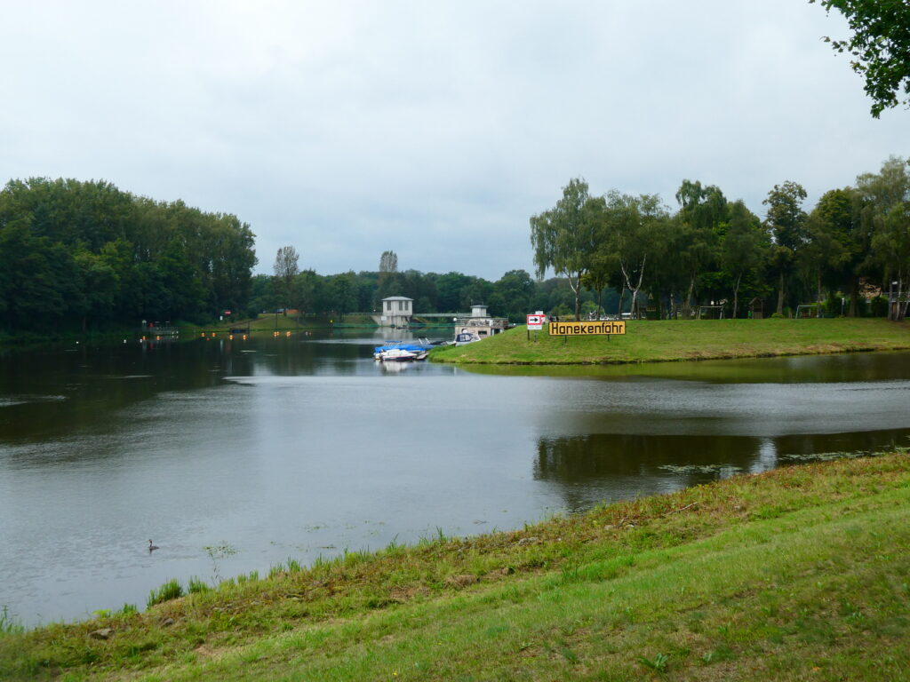 Hannekenfähr: hier trennen sich Ems (links) und Dortmund-Ems-Kanal wieder