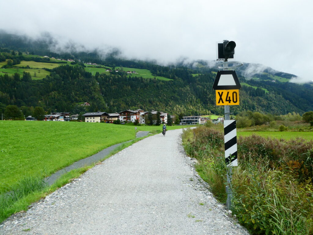 eine Fahrradfahrerin auf einer stillgelegten Bahntrasse