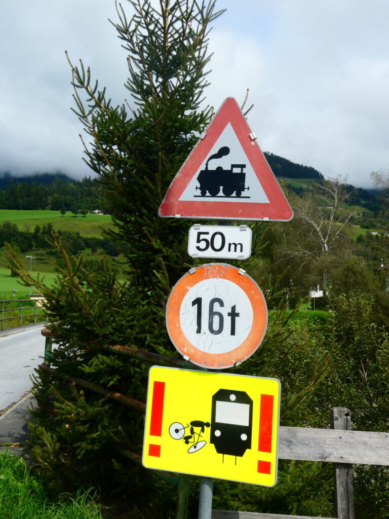 Verkehrsschilder, ein Schild zeigt einen Zusammenstoß eines Radfahrers mit einem Zug