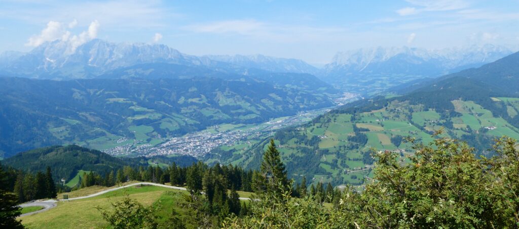 das Bild zeigt den Ausblick vom Berg Gernkogel