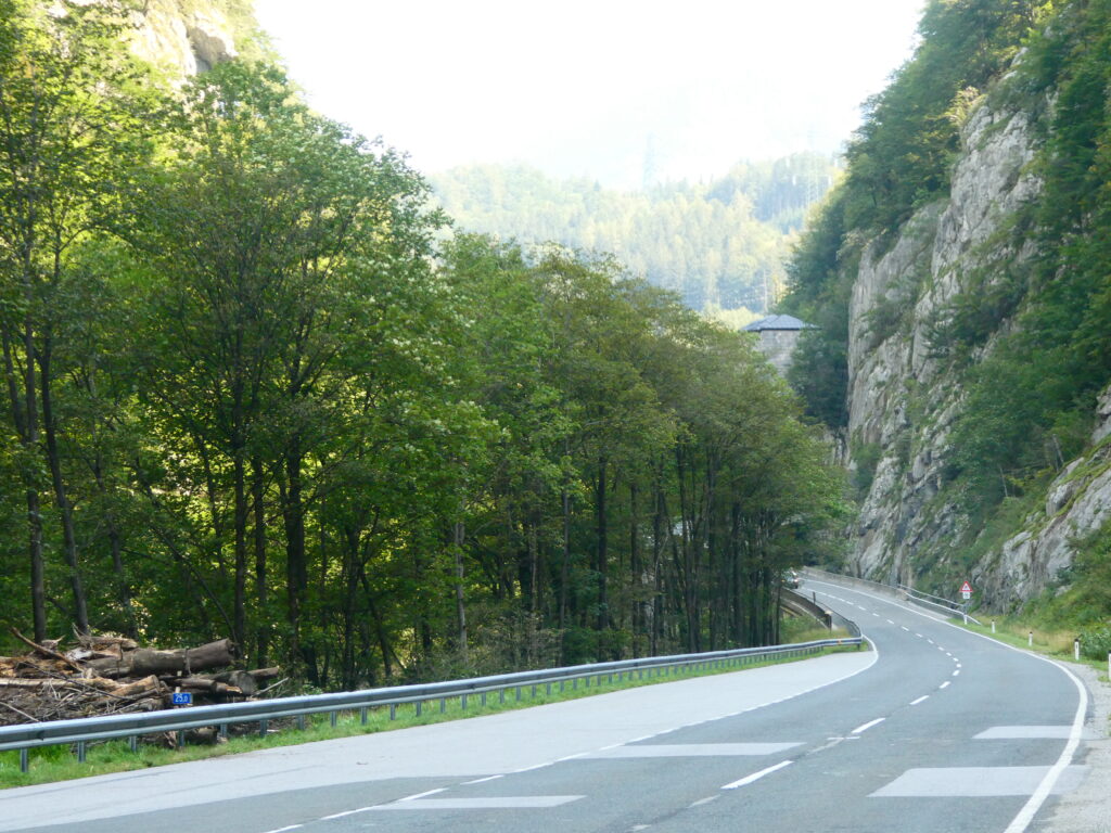 das Bild zeigt die Bundesstraße 159, im Hintergrund sieht man einen Festungsturm