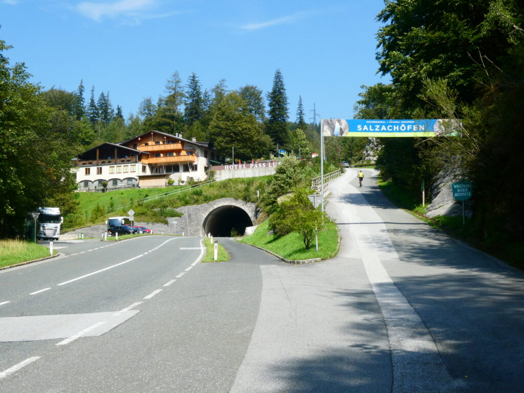 Das Bild zeigt den Abzweig von der Bundesstraße 159 zu den Salzachöfen