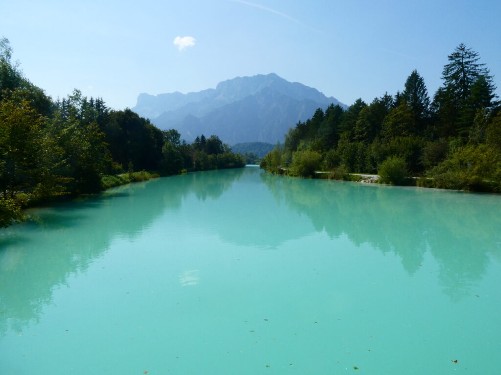 das Bild zeigt sie Königsseeache mit ihrer türkisgrünen Wasserfarbe