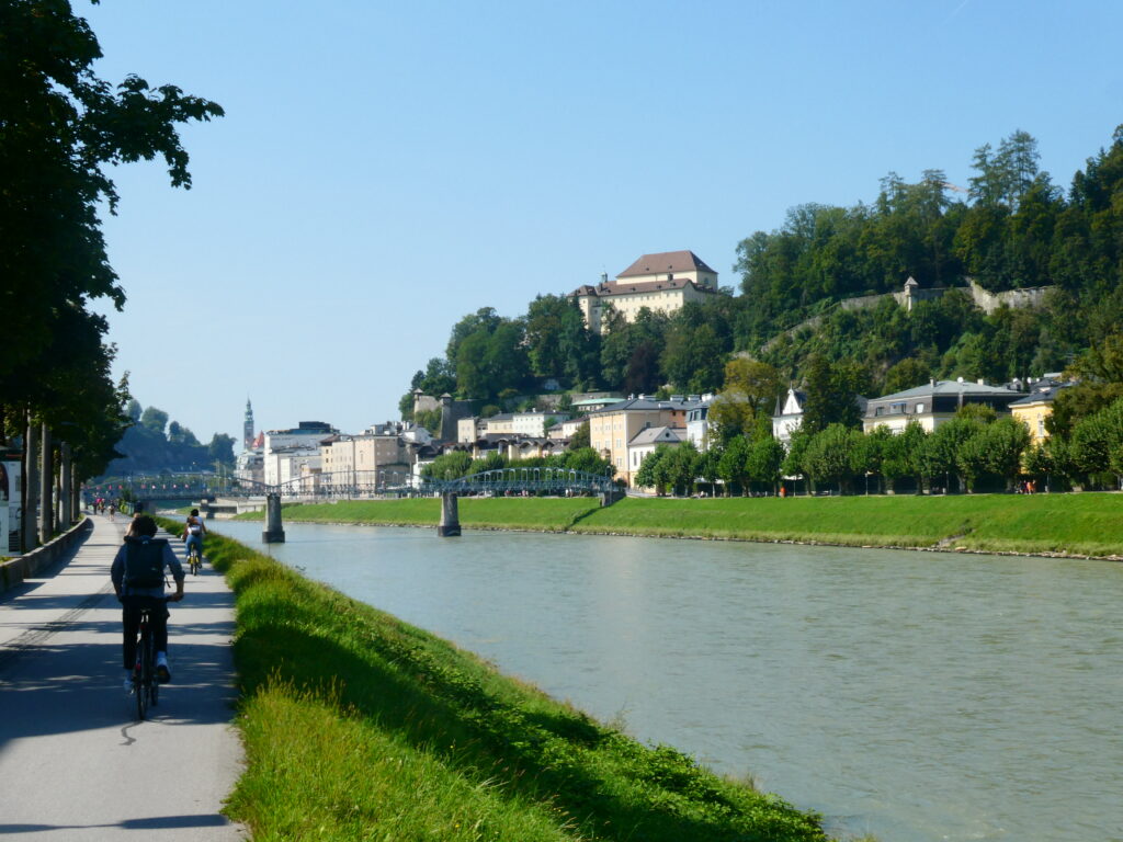 das Bild zeigt einen Radweg in Salzburg, der direkt an der Salzach entlangführt.